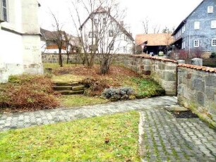 Kirchhof im Osten mit Kirchhofmauer (Wehrgang mit Steinbrüstung im 18 Jh abgetragen) in übersichtlichem Verlauf