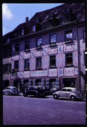 Freiburg: Oberlinden mit Schwabentor und [Hotel] Bären, neue Fassade des Bären