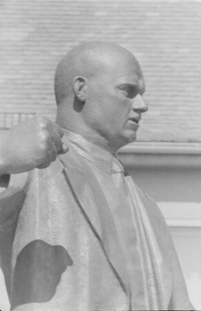 Thälmanndenkmal : Thälmanndenkmal. Bronze; Höhe 170 cm (Statue) (1958; W. Arnold). Hüftstück. Weimar, Platz der 51.000