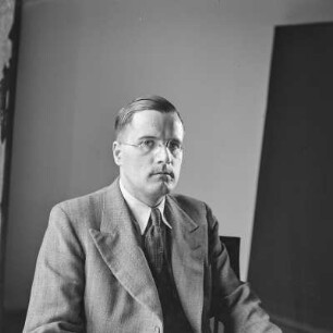 Portrait eines Mannes im Anzug mit Brille