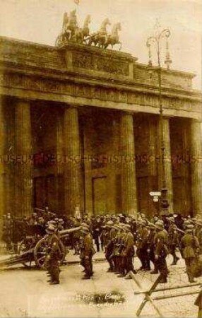 Kapptreue Truppen am Brandenburger Tor