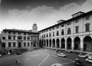 Arezzo. Piazza Grande. Ansicht mit dem Palazzo della Fraternita und dem Palazzo delle Logge