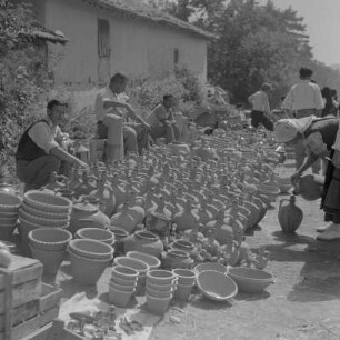 Der Alljährliche im Herbst durchgefühtre Jahrmarkt in Karlowo (Lewskigrad). Töpferware wird angeboten. Bewohner aus Rosental in ihrer traditionellen Tracht
