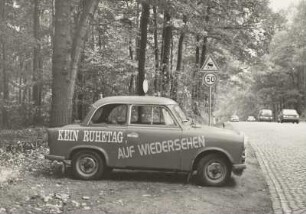 Dresden-Rossendorf. Als Werbeträger für eine Gaststätte abgestelltes Auto Typ "Trabant P50 (Trabant 500)" auf der Bundesstraße B 6