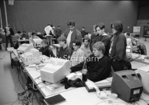 Stormarner Computer-Party "Copy-Inferno": Sporthalle der Joachim-Mähl-Schule: Jugendliche an Computern auf zusammengestellten Tischen: dazwischen stehende Jugendliche: 12. Januar 1992