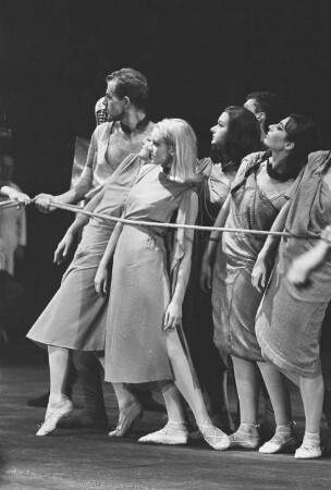 Szene aus "Sklaven" (Spartakus-Ballett) von Wolfgang Hohensee : Szenenbilder aus "Sklaven" (Spartakus-Ballett), Ballett von Wolfgang Hohensee nach Libretto und Choreographie von Henn Haas. Staatsoper Berlin, Erstaufführung am 28.09.1964