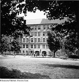 Berlin-Wilmersdorf. 3. Schule. Hofansicht mit Schülern während des Sportunterrichtes