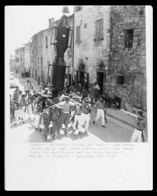 Gubbio, Volksfest "Corsa dei Ceri" am 15. Mai, Umzug — Negativ