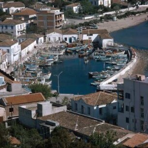 Limnos (antiker Name: Lemnos). Mýrina. Der Mándraki-Hafen mit seinen Fischerbooten und Kaikia
