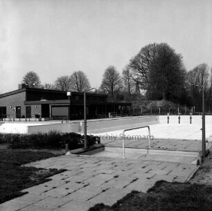 Sportanlagen: Freibad im Schönautal [später Schönau-Bad]: gesäubertes Schwimmbecken ohne Wasser: links hinten Umkleidekabinen