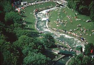 Hansjakob, Gottfried; Augsburg - Spickel, Am Eiskanal 30A; Kanuslalom Olympiastrecke, Freiflächengestaltung - Slalom während der Olympiade, Luftbild