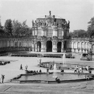 Dresden-Altstadt. Zwinger (1709-1728; M. D. Pöppelmann, B. Permoser). Zwingerhof mit Wallpavillon