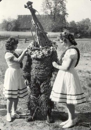 Johannisreiten in Casel : Gesellschaftliche Volkskultur - Frühling/Sommer. Ort: Kózle / Casel. Mädchen des Dorfes beim Fertigkleiden des Johannisreiters.