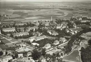 Arnsdorf. Ortsteilansicht mit Landes-Heil- und Pflegeanstalt Arnsdorf (Sächsisches Krankenhaus für Psychiatrie und Neurologie) gegen Radeberg-Arnsdorfer Hochfläche. Luftbild-Schrägaufnahme von Südwest