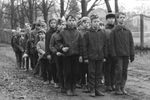 "Manöver Schneeflocke", ein alljährlich während der Winterferien ausgerichtetes paramilitärisches Geländespiel für Grundschüler, Eichwalde