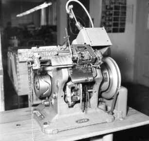 Roßwein, Bahndammstraße. VEB Terra-Schuhfabrik. Schuhproduktion. Steppmaschine (?) mit Riemenantrieb
