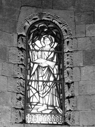 Glasfenster mit Darstellung des Evangelisten Johannes