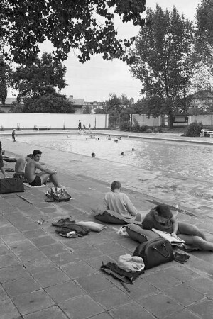 Bad im Freien im künstlich beheizten Rheinhafenbad.