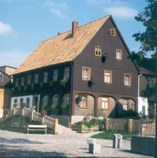 Umgebindehaus : Hinterhermsdorf. Umgebindehaus. Eingangs- und Giebelseite