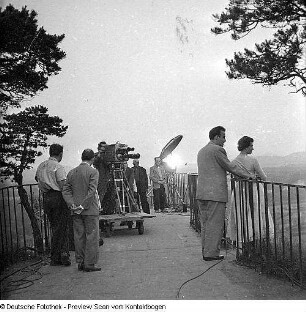 Schauspieler-Paar mit Drehstab auf Aussichtspunkt der Bastei, Sächsische Schweiz