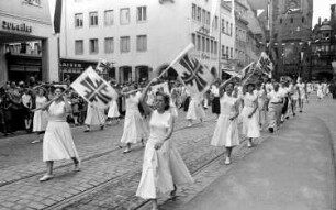 Freiburg: Festzug der Turner; Fahnenschwingerin