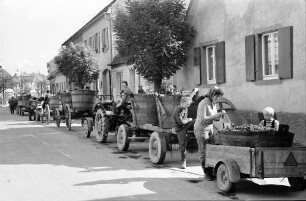 Ihringen: Lange Wagenkolonne im Ort