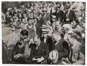 Franklin D. Roosevelt und Generalkonsul Paul Schwarz unter den Zuschauern im Trainingslager von Max Schmeling in Kingston, New York. von links: Max Schmeling, Franklin Roosevelt, Konsul Dr. Paul Schwarz