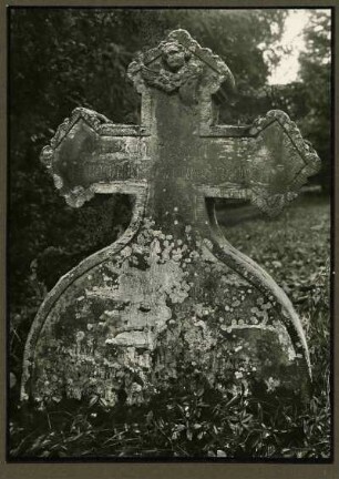 Friedhof. Grabkreuz