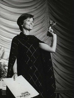 IFF 1977. Preisverleihung. Larissa Schepitko, Goldener Bär für Aufstieg. UdSSR