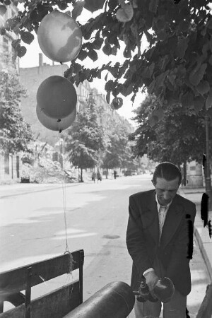 Zerstörtes Berlin : Berlin-Steglitz. Luftballonverkäufer