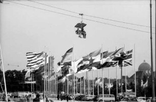 München: Sesselbahn über Flaggenmeer