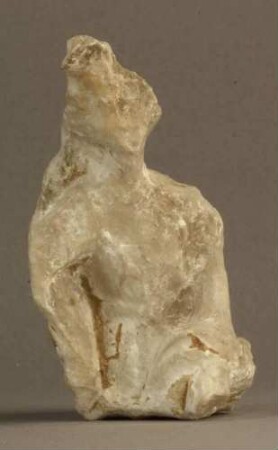 Weibliche Figur im Mantel von einer Volterraner Urne