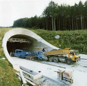 Agnesburgtunnel, Nordportal Einbau der Betonfahrbahndecke