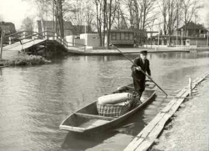 Transport in Lübbenau : Transport und Kommunikation - auf Wasser und Eis. Ort: Lubnjow / Lübbenau. Kahnfährhafen. Nach dem Einkaufen