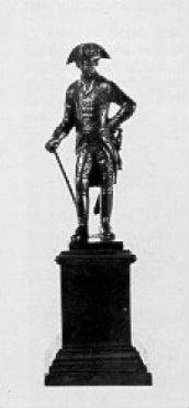 Statuette des Königs Friedrich II. auf hohem Sockel