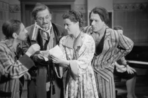 Szenenbilder aus dem Schwank "Ein Ruhetag" von Walentin Petrowitsch Katajew im Theater am Schiffbauerdamm Berlin