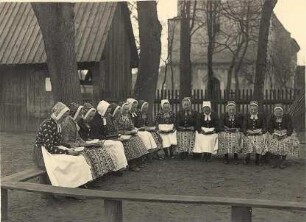 Ostersingen in Schleife : Gesellschaftliche Volkskultur - Frühling. Ort: Slepo / Schleife. Ostersingen in Schleife.