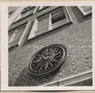 Kiel, Kreiselkompasswerk Anschütz & Co., Fassade