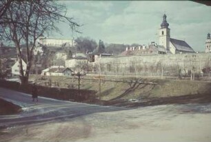 Tittmoning. Oberbayern. Ortsteilansicht mit Schloß und Kloster. Im Vordergrund Hinweisschild "Traunstein 28 km. Waging 16 km"