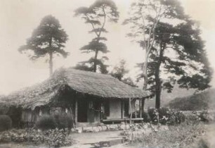 Korea. Typisches koreanisches Bauernhaus (aus einer Unterlage von Bruchsteinen Plattform aus gestampftem Lehm; Wände aus Holz oder Lehm, Strohdach auf Pfählen)