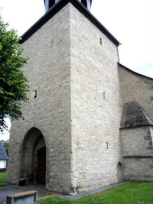 Haueda-(Evangelische Kirche) - Kirchturm von Südwesten mit Schießscharten (Schlitzscharten) sowie Werksteinen im Mauersteinverband