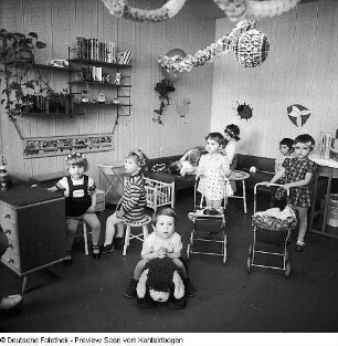 Dresden-Johannstadt, Dürerstraße 50, Serie: Kindergärten und -krippen, Kindergarten. Außenanlage mit Bungalow und Kindergruppe