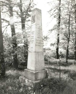 Alte Grenzsäule : Alte Grenzsäule. Sandstein (1820). Bahratal-Markersbach (Kreis Pirna), Rundteil