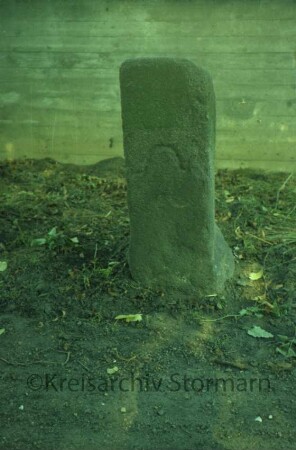 Hoisbüttel: Grenzstein [Nr. 32] zwischen Amt Tremsbüttel und Amt Trittau: auf Schmalseite Hufeisen-Symbol
