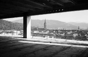 Freiburg: Blick vom Dach des Chemischen Institutes auf Stadtkern und Münster