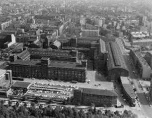 Luftaufnahme, Blick von Norden auf die Industrieanlage der AEG am Humboldhain. Berlin-Gesundbrunnen, Voltastraße