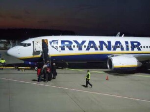 Airport Hahn - Passagiere besteigen nachts eine Boeing 737 : Die vormalige US-Air Base bei Hahn im Hunsrück wird jetzt als ziviler Flughafen vor allem von der irischen Gesellschaft Ryanair genutzt. Aufgenommen am 25. Oktober 2010