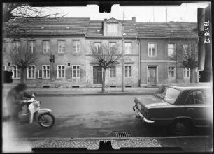 Neuruppin, August-Bebel-Straße. Wohnhäuser. Straßenfront