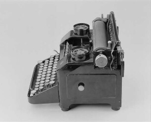 Typenhebelschreibmaschine "ORGA PRIVAT". Vorderanschlag (sofort sichtbare Schrift), Universaltastatur mit 42 Tasten, Farbband. Seitenansicht