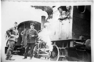 Originalfoto von Maschinenmeister Mathias Wannenmacher (1900 - 1977), Zugführer Bonifatius Bayler (1874-1951), "d"-Maschine, Personenwagen CC22 von 1908